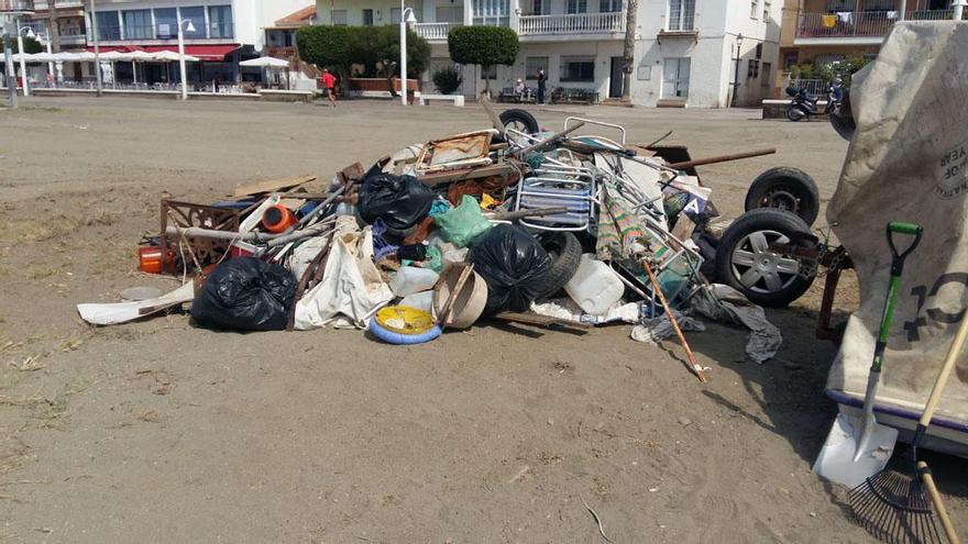 Algunos de los desechos recogidos en el varadero de La Cala del Moral.