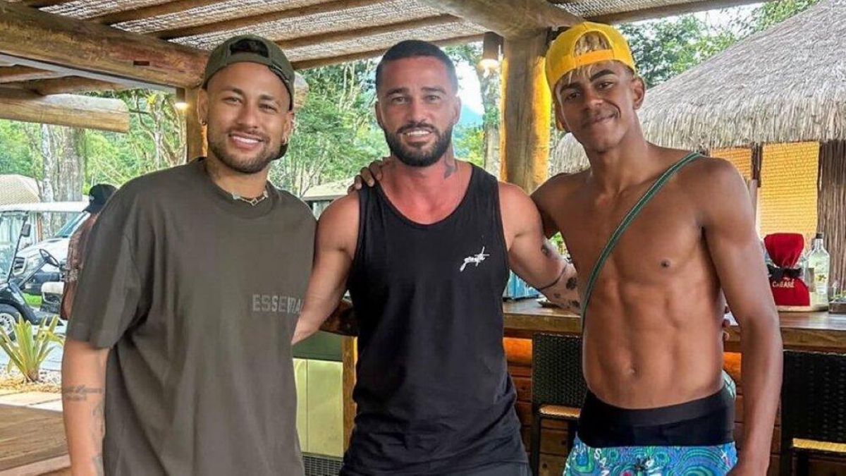 Lamine Yamal cumple el sueño de conocer a su ídolo Neymar