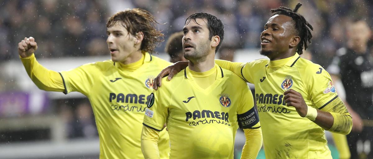 Jorge Pascual (i), Trigueros (c) y Chukwueze (d) celebran el tanto del Villarreal ante el Anderlecht.