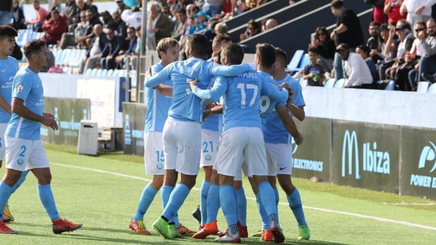 Los futbolistas de la UD Ibiza celebran el gol de Rodado ante el Getafe B.