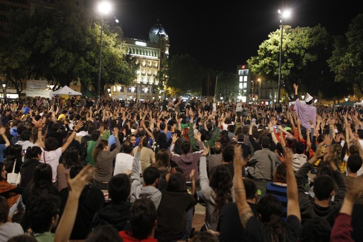 L’assemblea de la plaça de Catalunya. L’assemblea de la plaça de Catalunya.