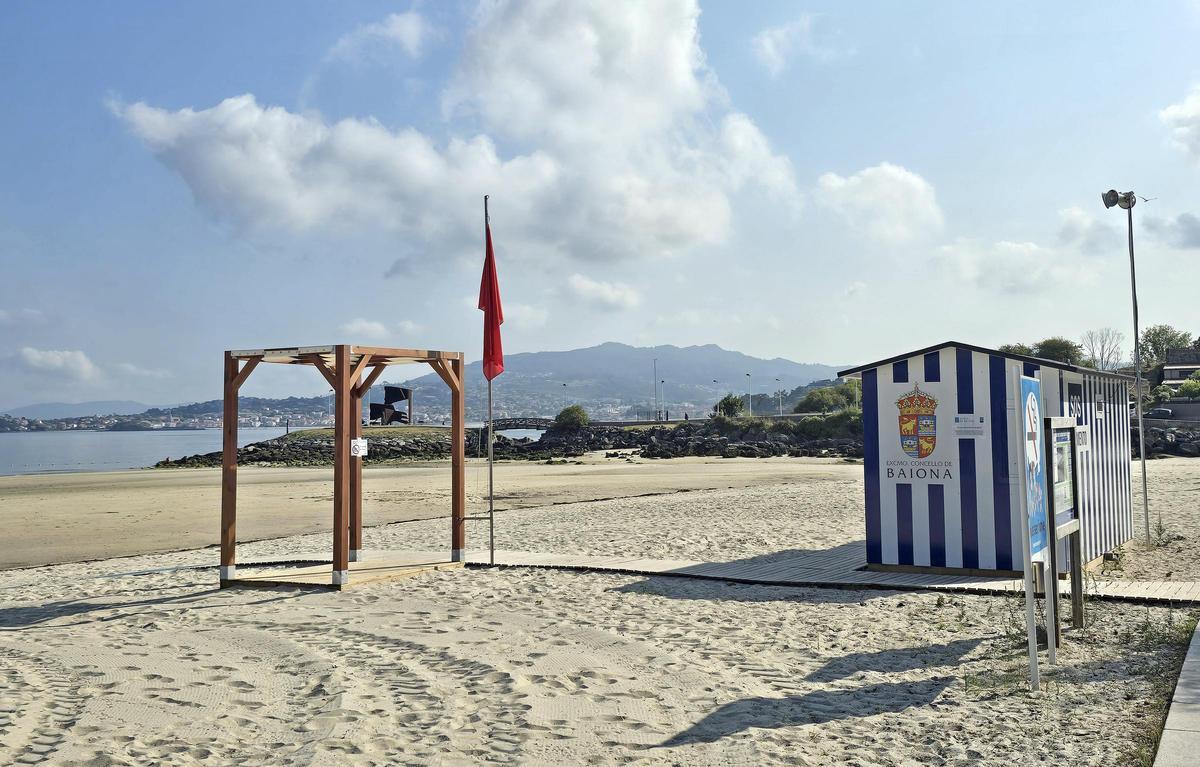 Vista de la playa de Santa Marta vacía y con bandera roja por la contaminación del agua