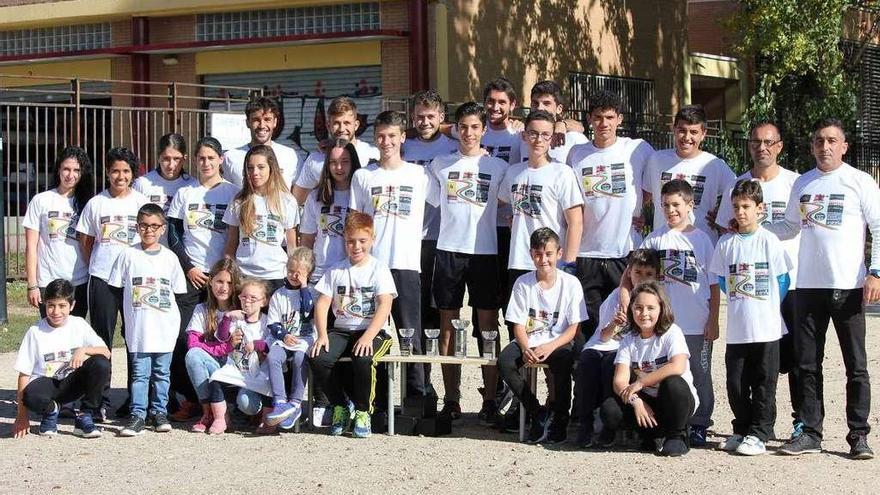 Los componentes del Club Piragua Ciudad de Zamora posan con los premios de la temporada.