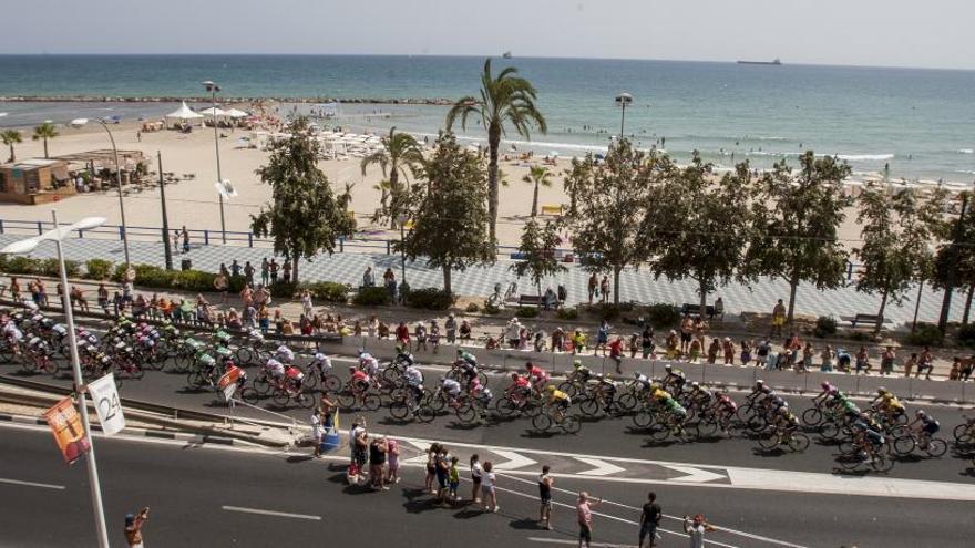 La Vuelta Ciclista a España, el pasado 30 de agosto a su paso junto a El Postiguet en Alicante