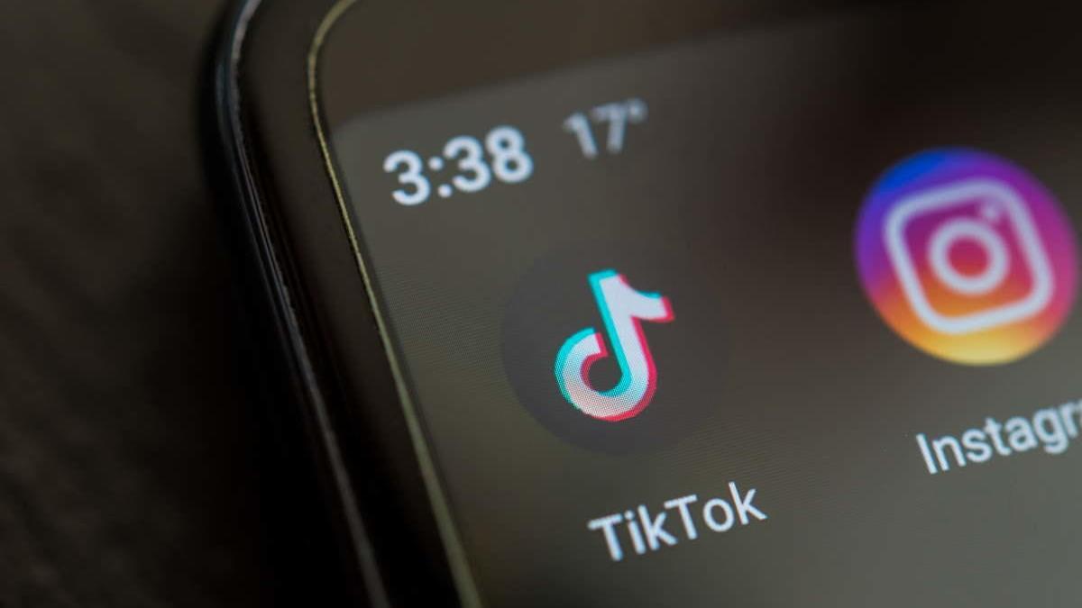 Un smartphone con TikTok e Instagram.