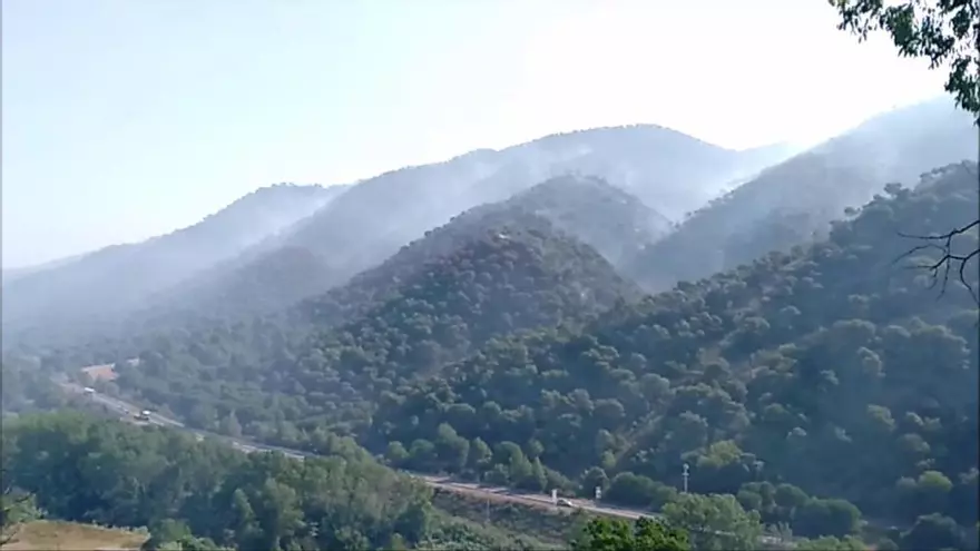 Una descàrrega d'unitat aèria sobre un punt amb risc de reprendre a l'incendi de Capellades