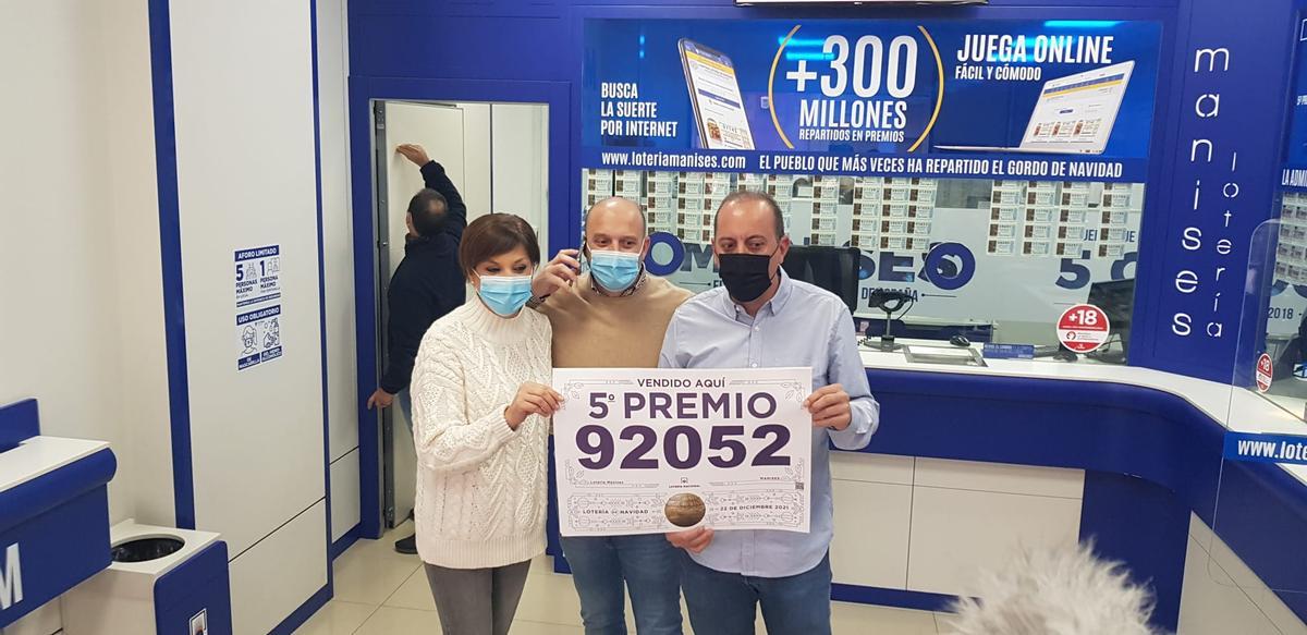 Los responsables de la administración de Manises en la que se ha vendido este quinto premio