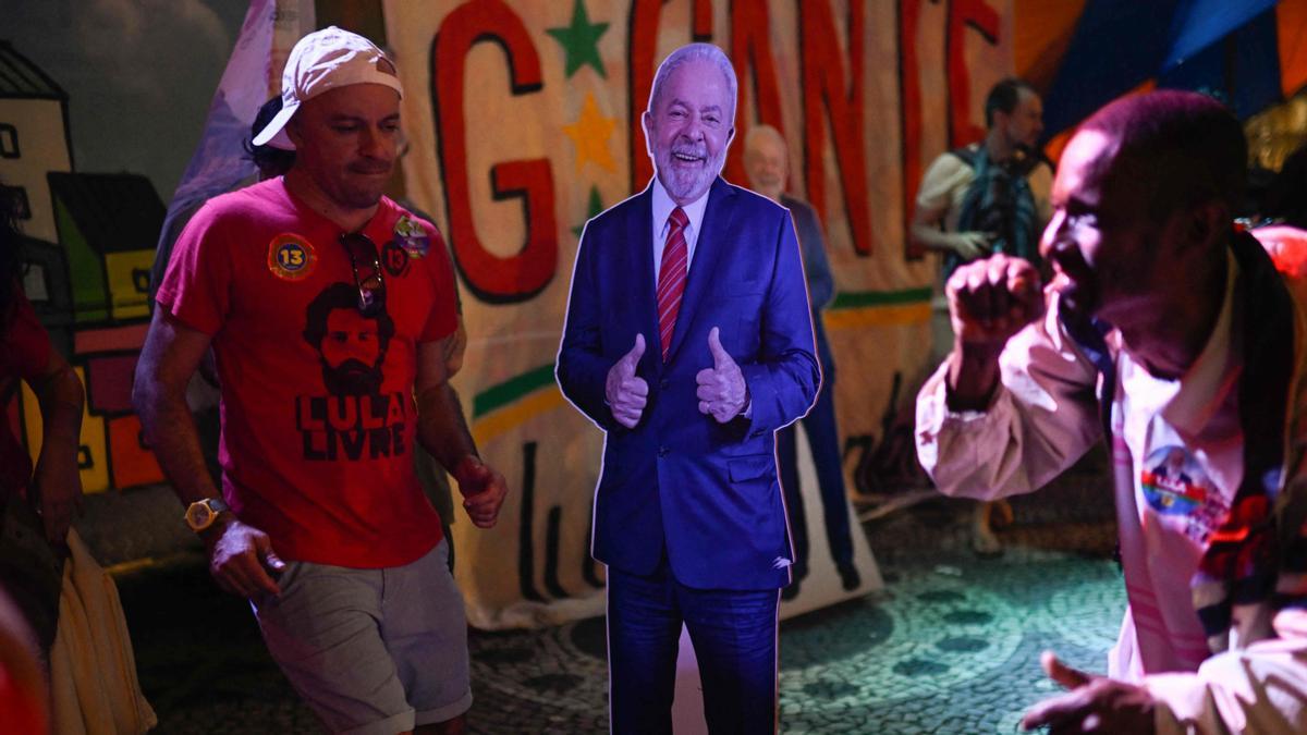 TOPSHOT-BRAZIL-ELECTION-LULA-SUPPORTERS