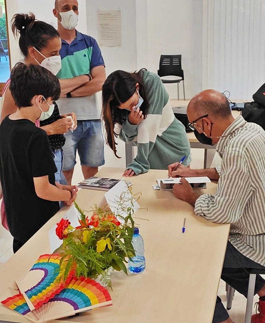 Luis Vivas firma algunos ejemplares del libro. 