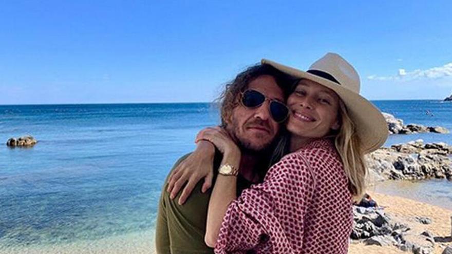 Vanesa Lorenzo y Carles Puyol, en sus redes sociales.