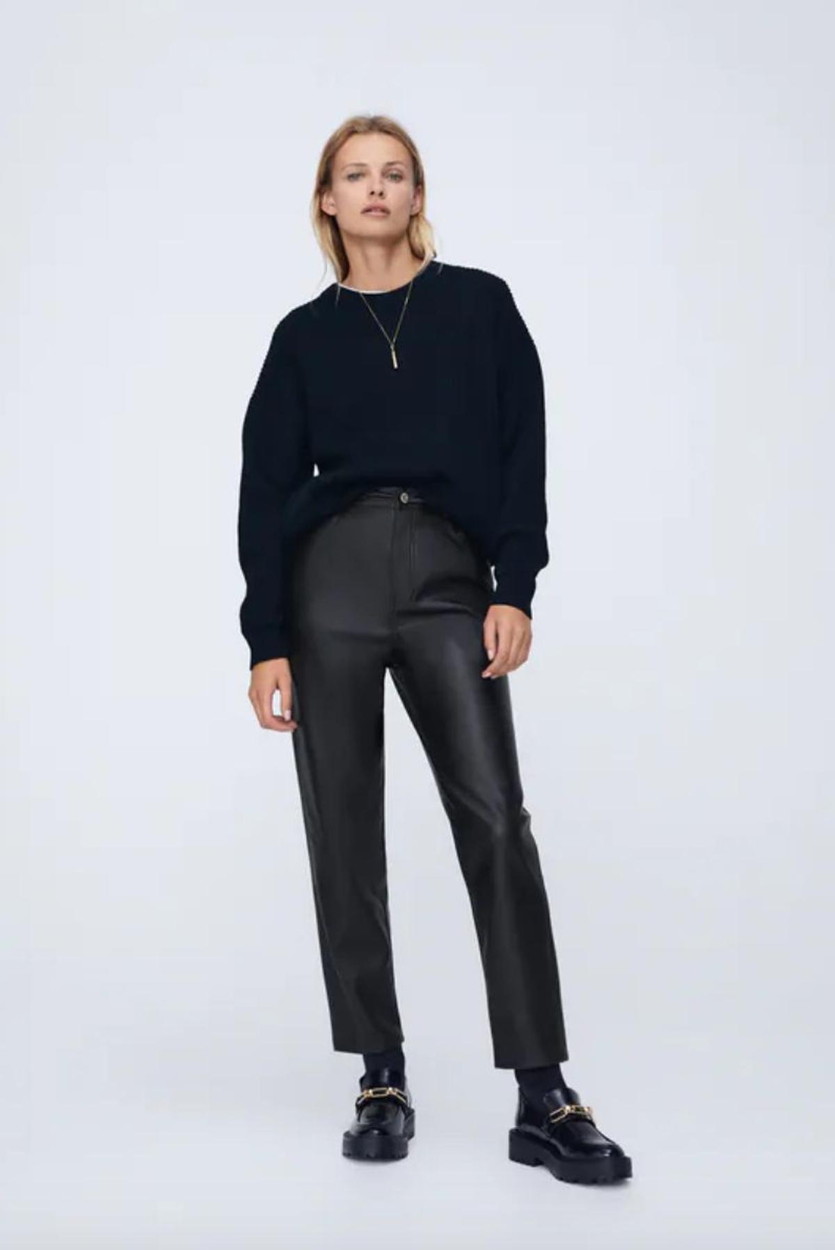 Pantalón efecto piel de los special price de Zara