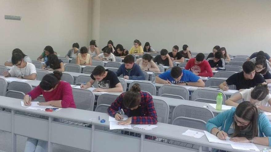 Alumnos de As Barxas en la selectividad del año pasado en el campus de Vigo. // Fdv