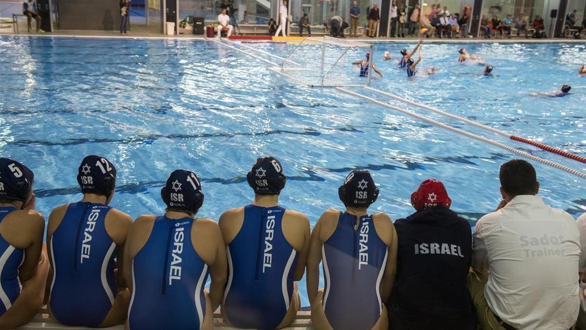 Las suplentes de Israel siguen el partido jugado este martes en el CAR.