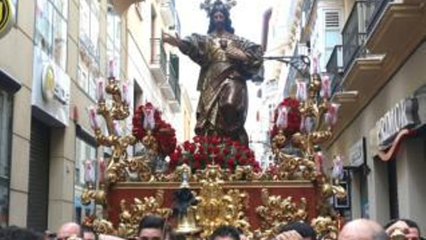 La imagen del Sagrado Corazón sale en una procesión organizada por el Apostolado de la Oración.