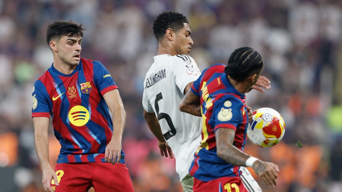 Pedri, Bellingham y Raphinha, durante la final de la Supercopa de España