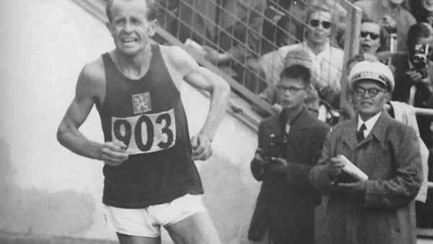 Zatopek entra en el estadio olímpico de Helsinki para ganar el maratón.