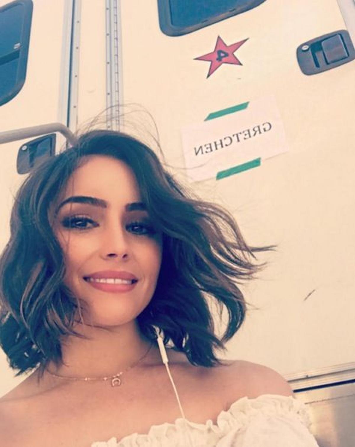 Media melena + tonos cobre de Olivia Culpo