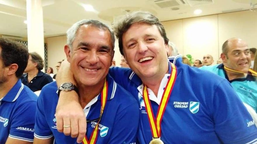 Jorge Candán (izquierda) y Lino Fontán, con la medalla lograda ayer en el campeonato nacional. // FdV