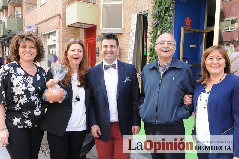 Reparto de buñuelos y chocolate en la ferretería de San Anton