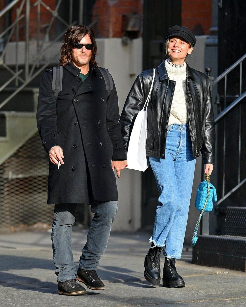Diane Kruger, con cazadora de cuero, jersey jeans y botas; junto a su marido Norman Reedus
