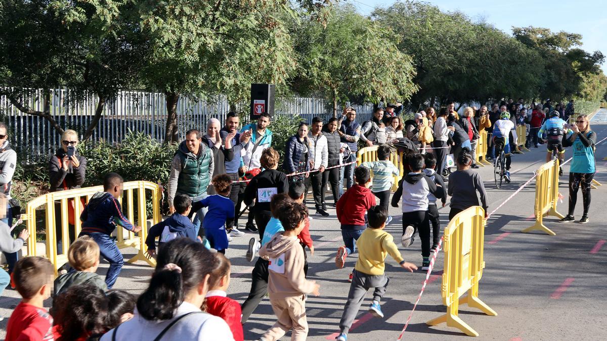 Algunos de los escolares del CEIP Puig Campana y sus familias, durante la carrera.