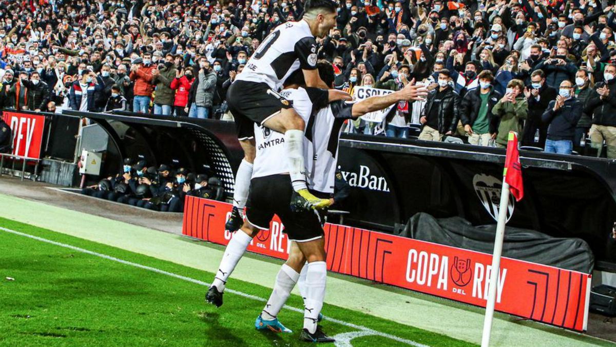 Tres futbolistes del València celebren l’únic gol del partit. | EUROPA PRESS