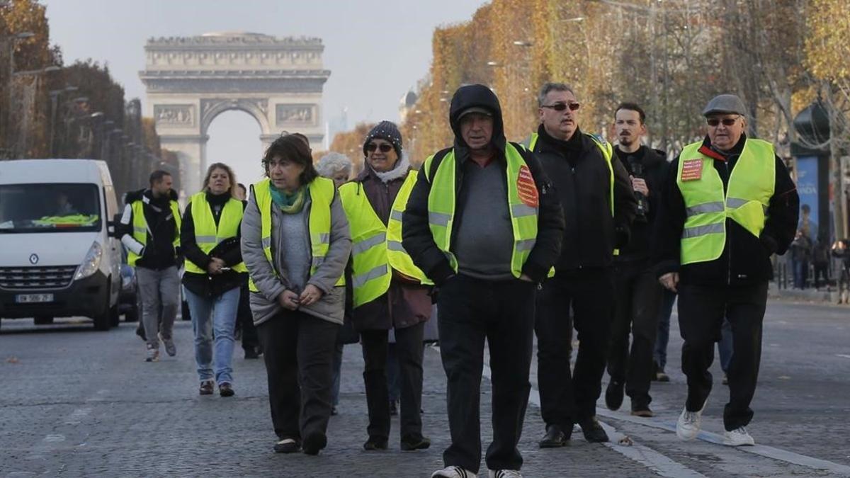 La portesta en los campos Elíseos de París, con el Arco de Triunfo al fondlo.