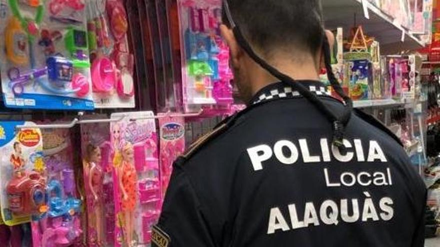 Uno de los agentes en un comercio.