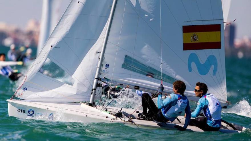 El 470 de Nico Rodríguez y Jordi Xammar, en la tercera jornada de competición en  Miami. // @SailingEnergy