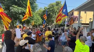 Concentració "contra la catalanofòbia" davant de la comissaria de la Policia Nacional de la Jonquera
