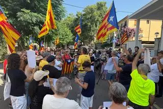 Les imatges de la concentració davant de la comissaria de la Policia Nacional de la Jonquera