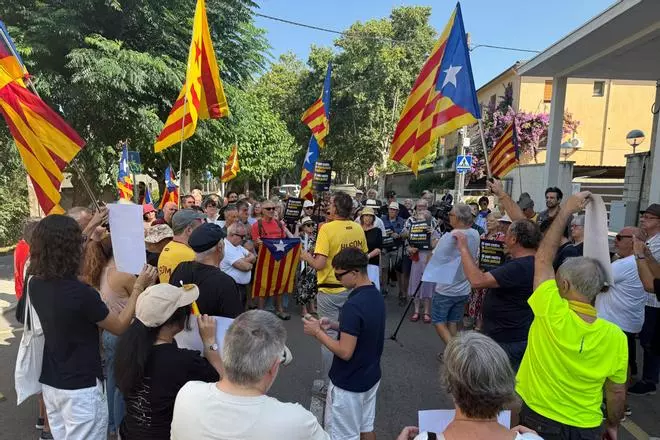 Les imatges de la concentració davant de la comissaria de la Policia Nacional de la Jonquera