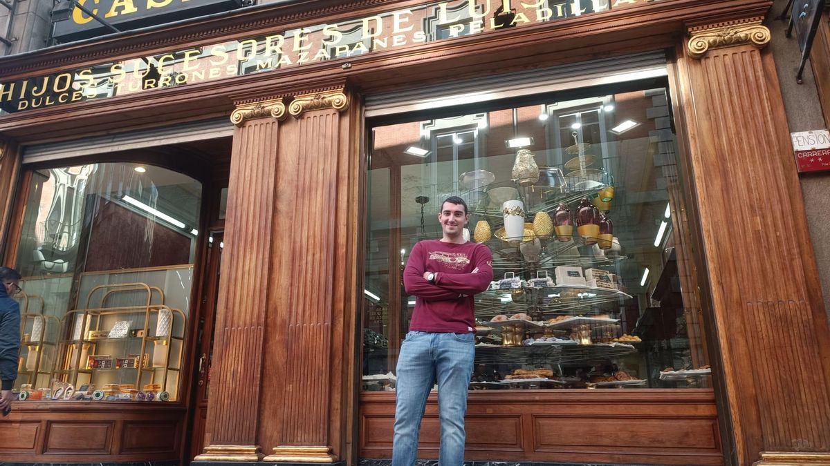 Carlos Ibáñez, el tataranieto del fundador de Casa Mira, posa frente al escaparate de esta pastelería centenaria de Madrid.