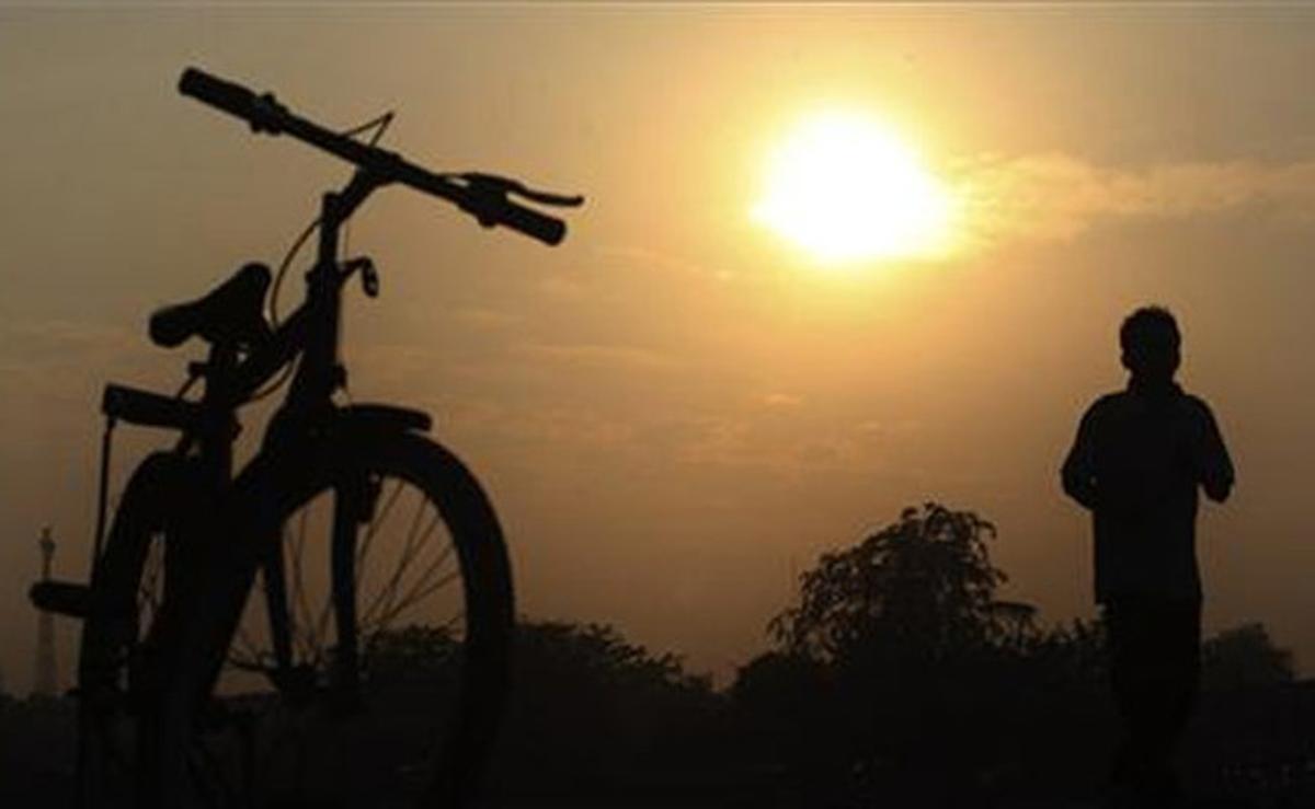 Un home s’atura a resar en un carrer durant el tercer dia del Ramadà a Jakarta (Indonèsia).