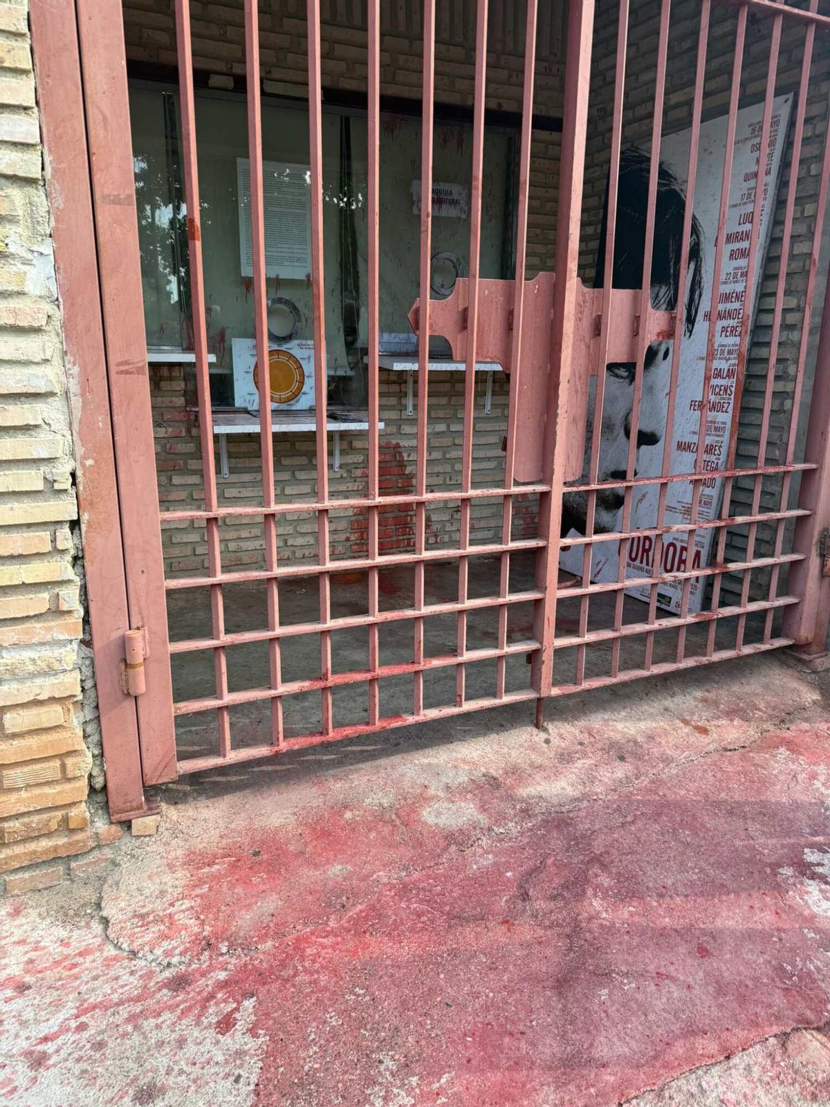 Estado de las taquillas tras ser vandalizadas.