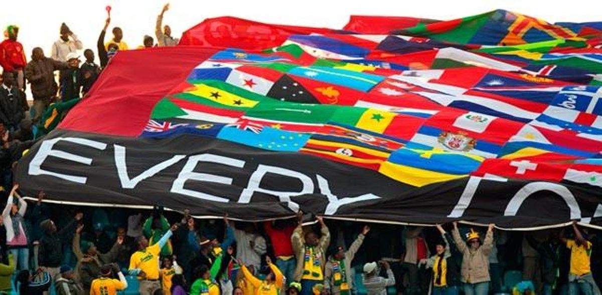 Una bandera gegant amb les dels països que estan al Mundial, a l’estadi en què Ghana es va enfrontar a Austràlia.