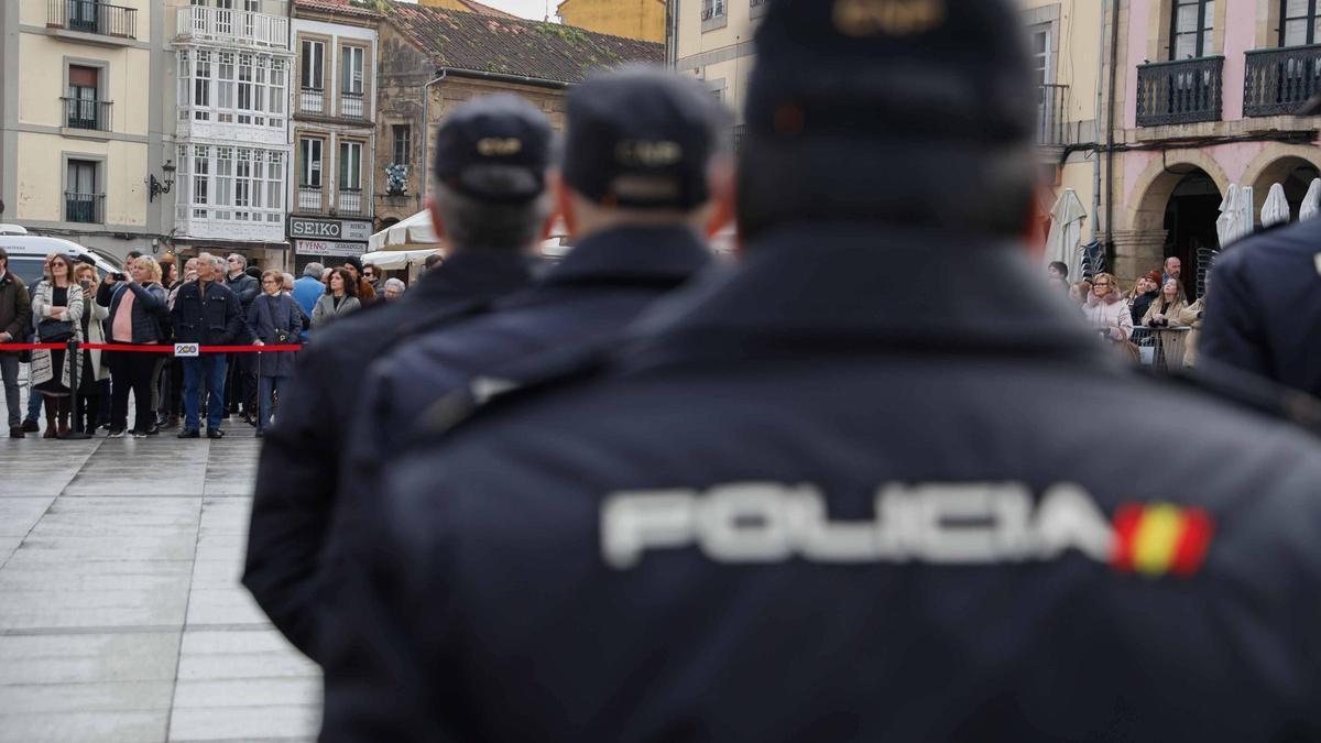 Agentes de la Policía Nacional en Avilés.