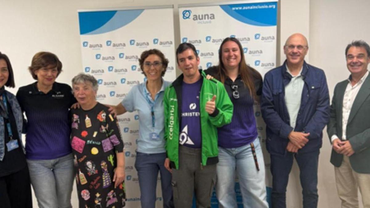 Los asistentes a la firma del convenio entre Auna y el Club El Garbí de Gandia