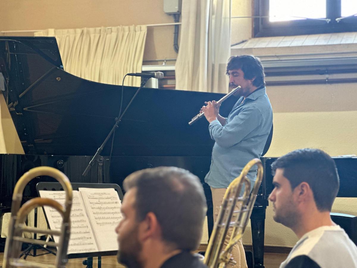 El flautista y saxofonista Sergio de Lope durante el ensayo con la Big Band del Conservatorio Superior de Música de Sevilla.