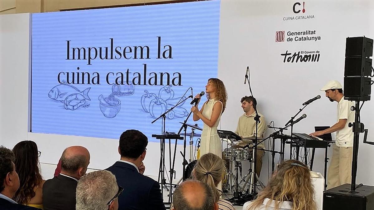 La cantante Ju, durante la presentación del plan de acción para el impulso de la cocina catalana presentado este lunes en el Teatre Nacional de Catalunya.