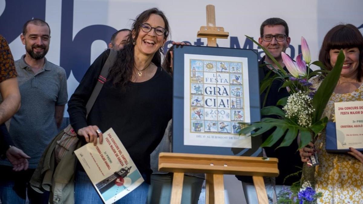 Teresa Calbó posa con el cartel ganador de las Fiestas de Gràcia 2017.