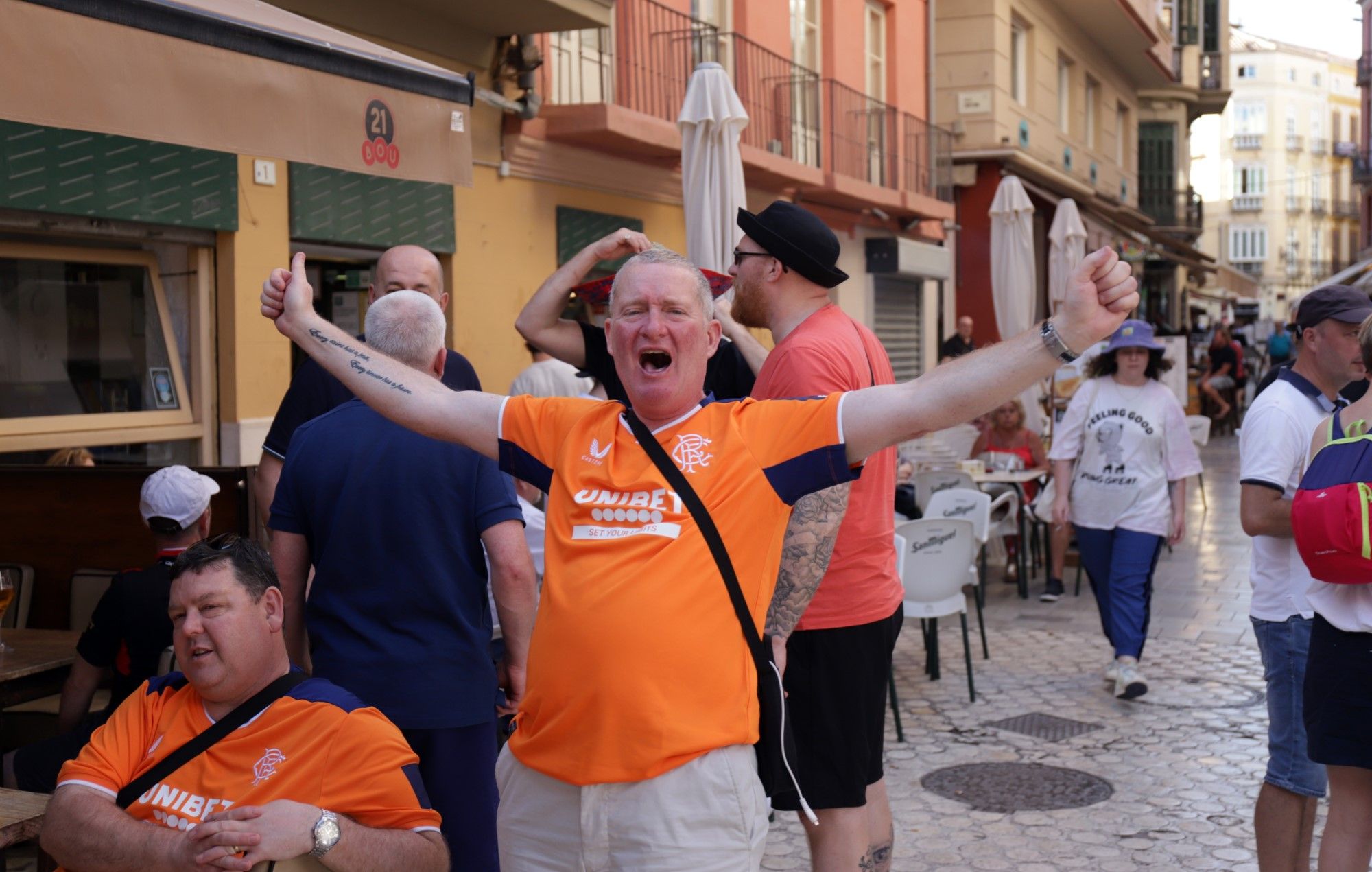 Aficionados del Rangers en el Centro de Málaga antes de disputar la final de la Europa League en Sevilla