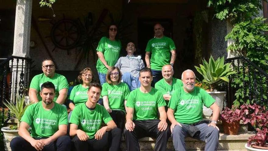 Agustín Guimaráns &quot;Tino&quot;, arriba, en el centro, con los colaboradores de los actos de conmemoración, ayer en su casa de Darbo. // Gonzalo N.