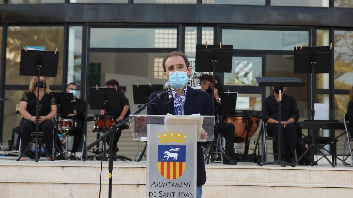 El edil de Participación Ciudadana, Javier Sánchez, en la presentación del acto.