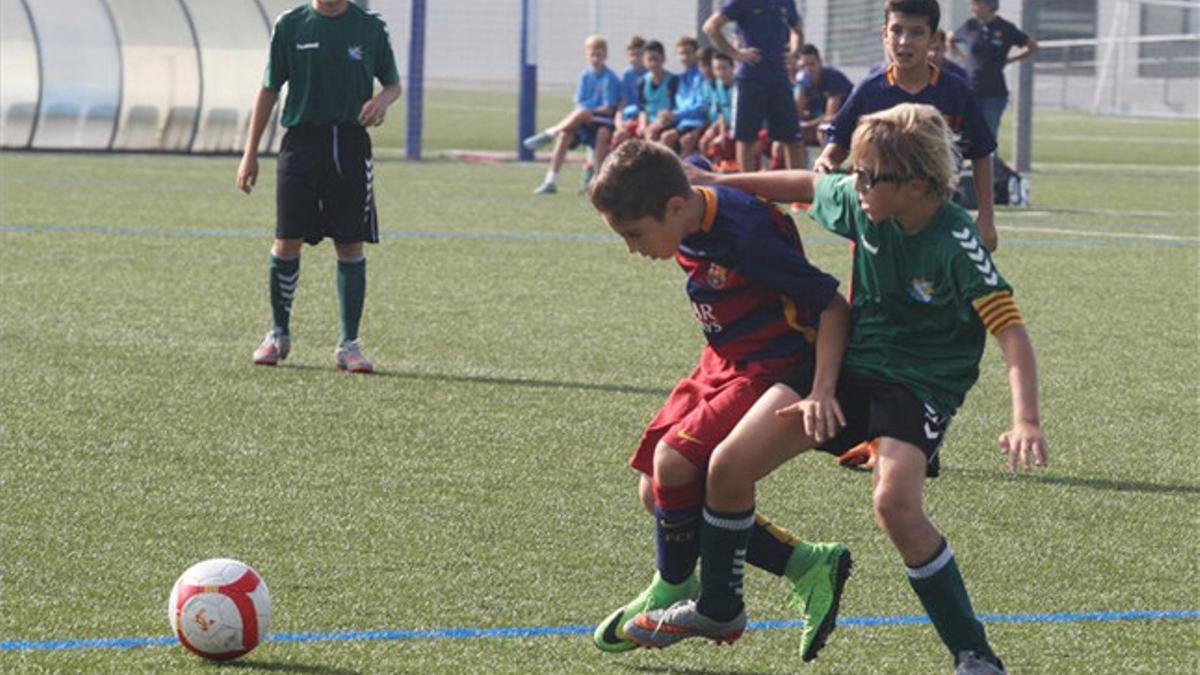 Cada fin de semana hay miles de partidos de fútbol formativo en Catalunya. De grandes clubs profesionales, pero también de entidades de barrios y aficionados