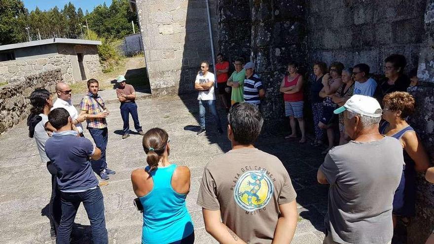 La reunión celebrada en verano entre los vecinos y representantes del Concello y la Diputación en el atrio de la iglesia de Beluso. // Gonalo Núñez