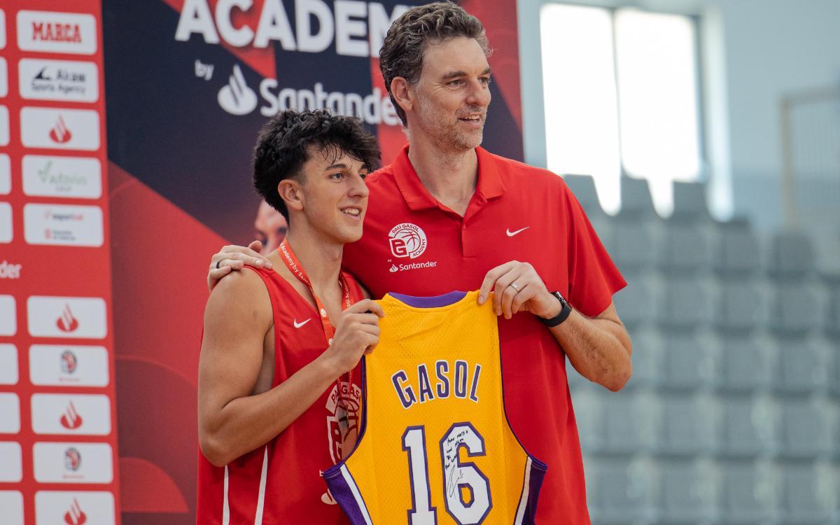 Pau Gasol, con el '16' que le retiraron los Lakers