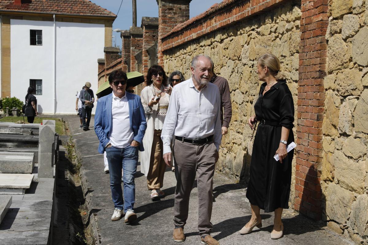 Oviedo. La Entidad Cultural Gaudiosa Asturias rinde homenaje a Leopoldo Alas Clarín en el 125.º aniversario de su fallecimiento en el cementerio de San Salvador