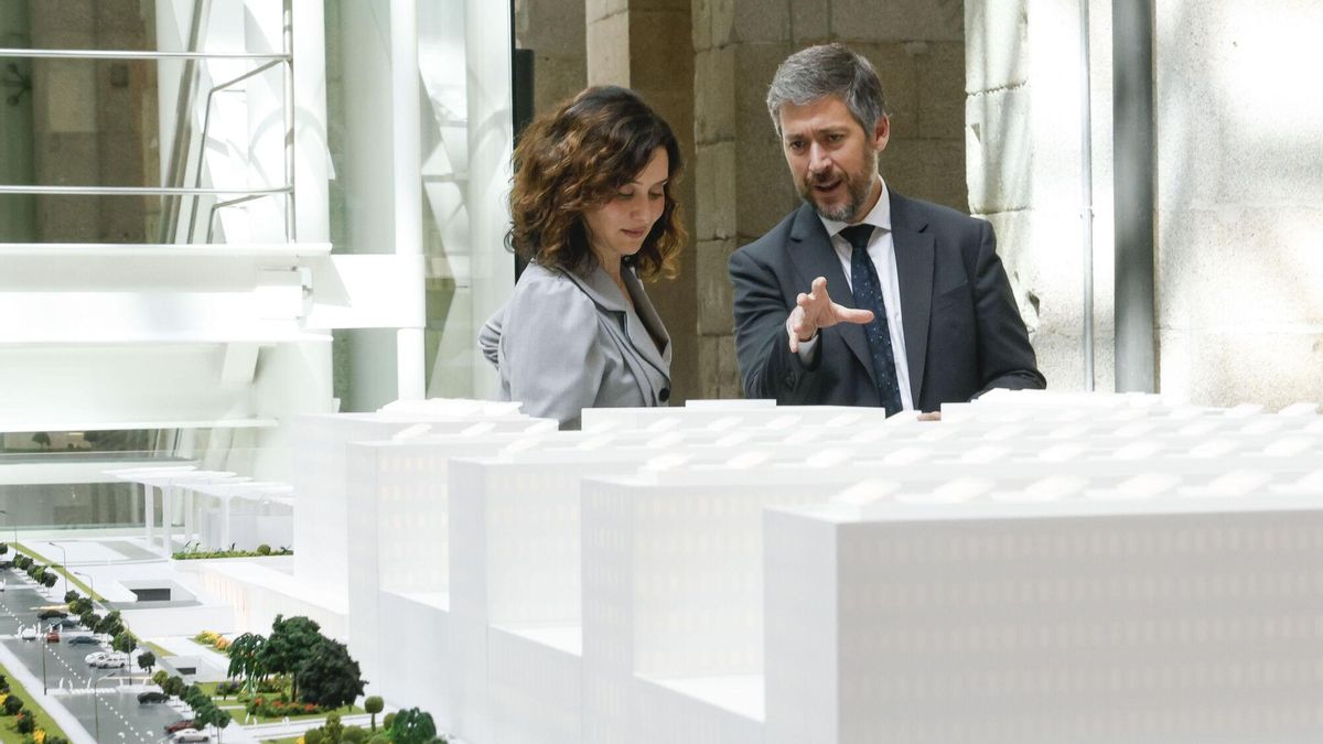 La presidenta de la Comunidad de Madrid, Isabel Díaz Ayuso, y el consejero de Presidencia, Justicia y Administración Local, Miguel Ángel García, ante la maqueta de la futura Ciudad de la Justicia de Madrid.
