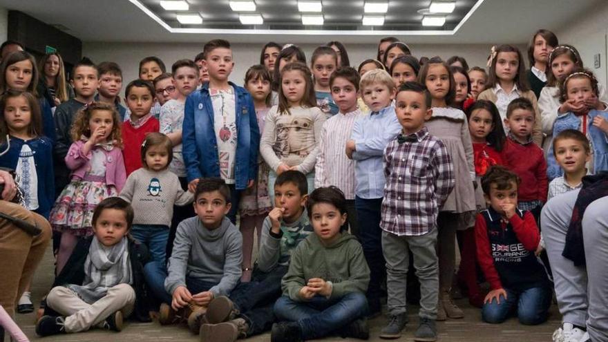 Los niños que asistieron ayer al casting.